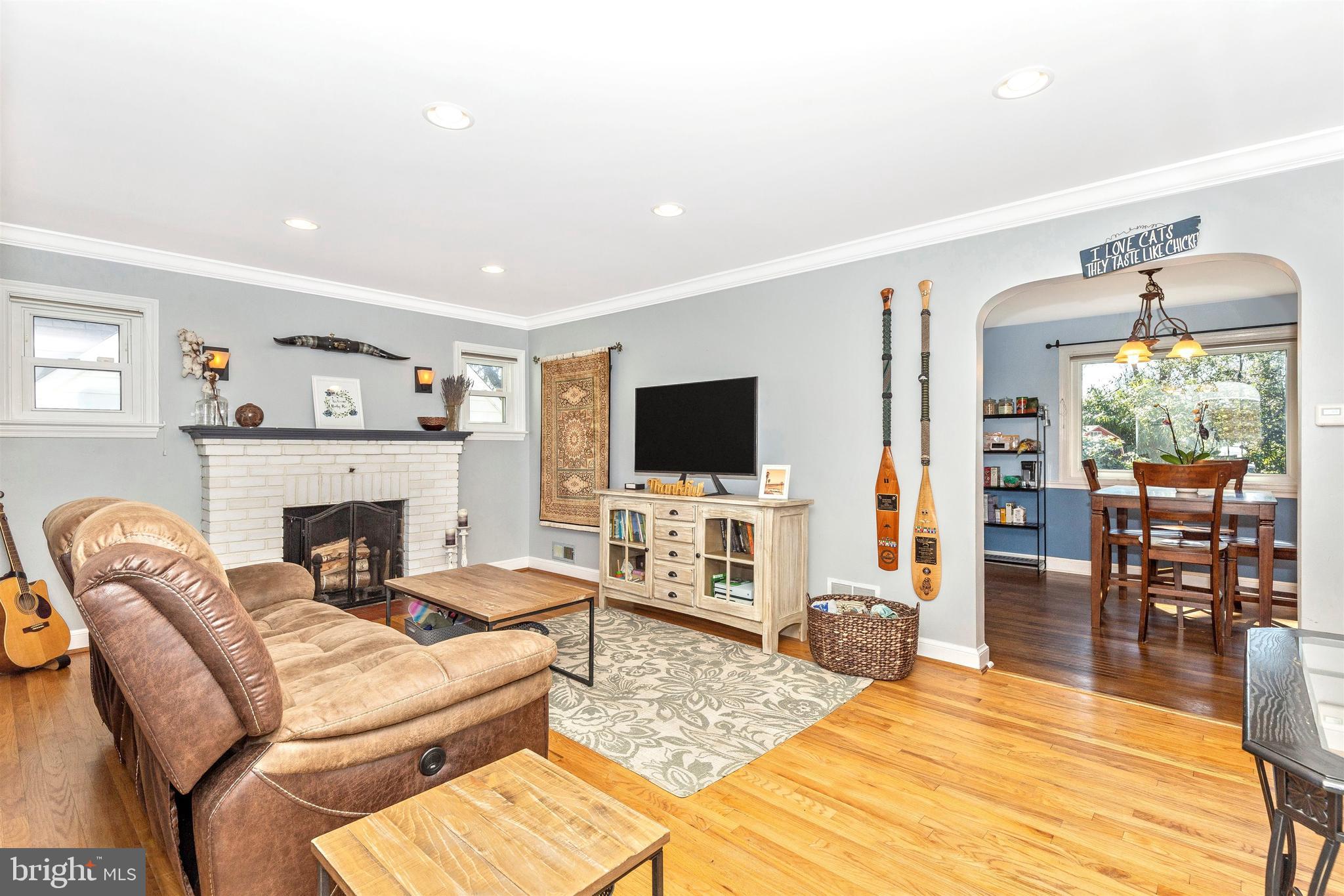 604 Forest Glen Road Silver Spring, MD 20901 - Photo 5 of 56 Living Room
