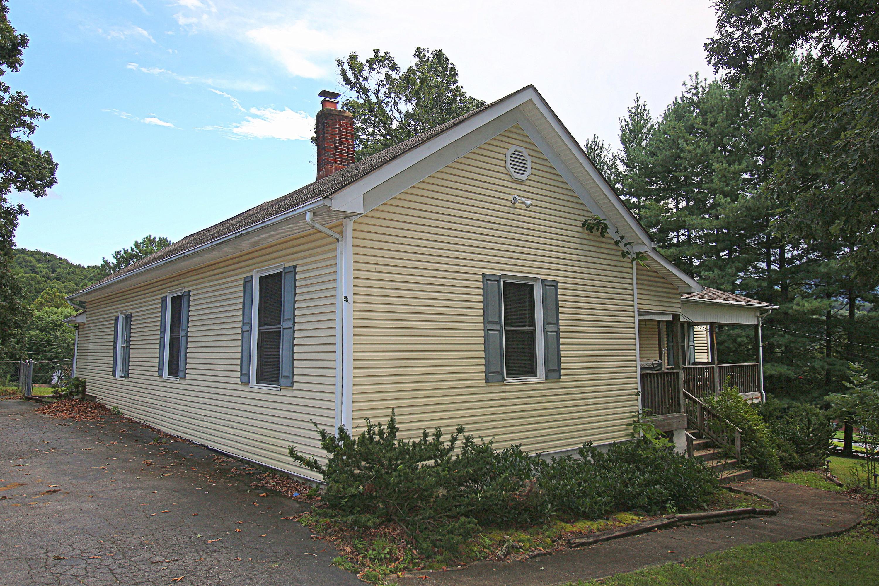 5028 Merriman Road Roanoke, VA 24018 - Photo 1 of 31 IMG_0212