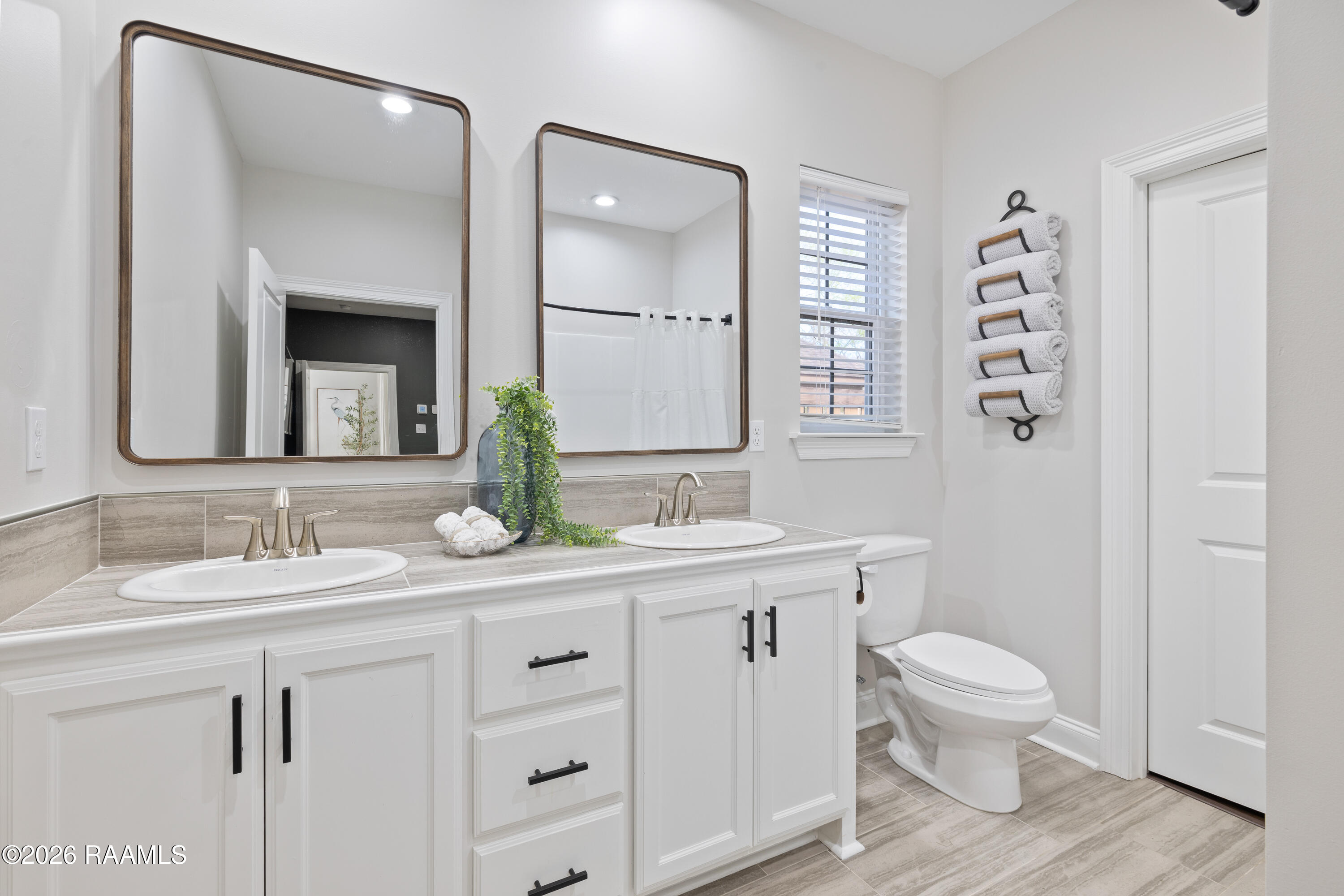 901 Russo Road New Iberia, LA 70563 - Photo 13 of 22 Primary Bathroom