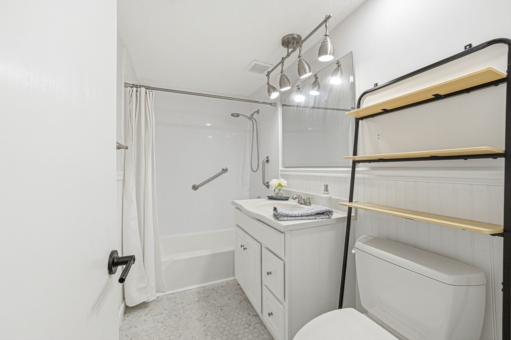 27 Arlington Road, Unit 13 Woburn, MA 01801 - Photo 13 of 20