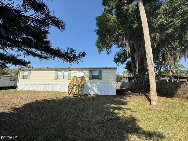 $1,695 | 2253 Queen Anne Drive, Fort Myers, FL 33905