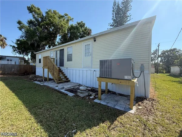 $1,695 | 2253 Queen Anne Drive, Fort Myers, FL 33905