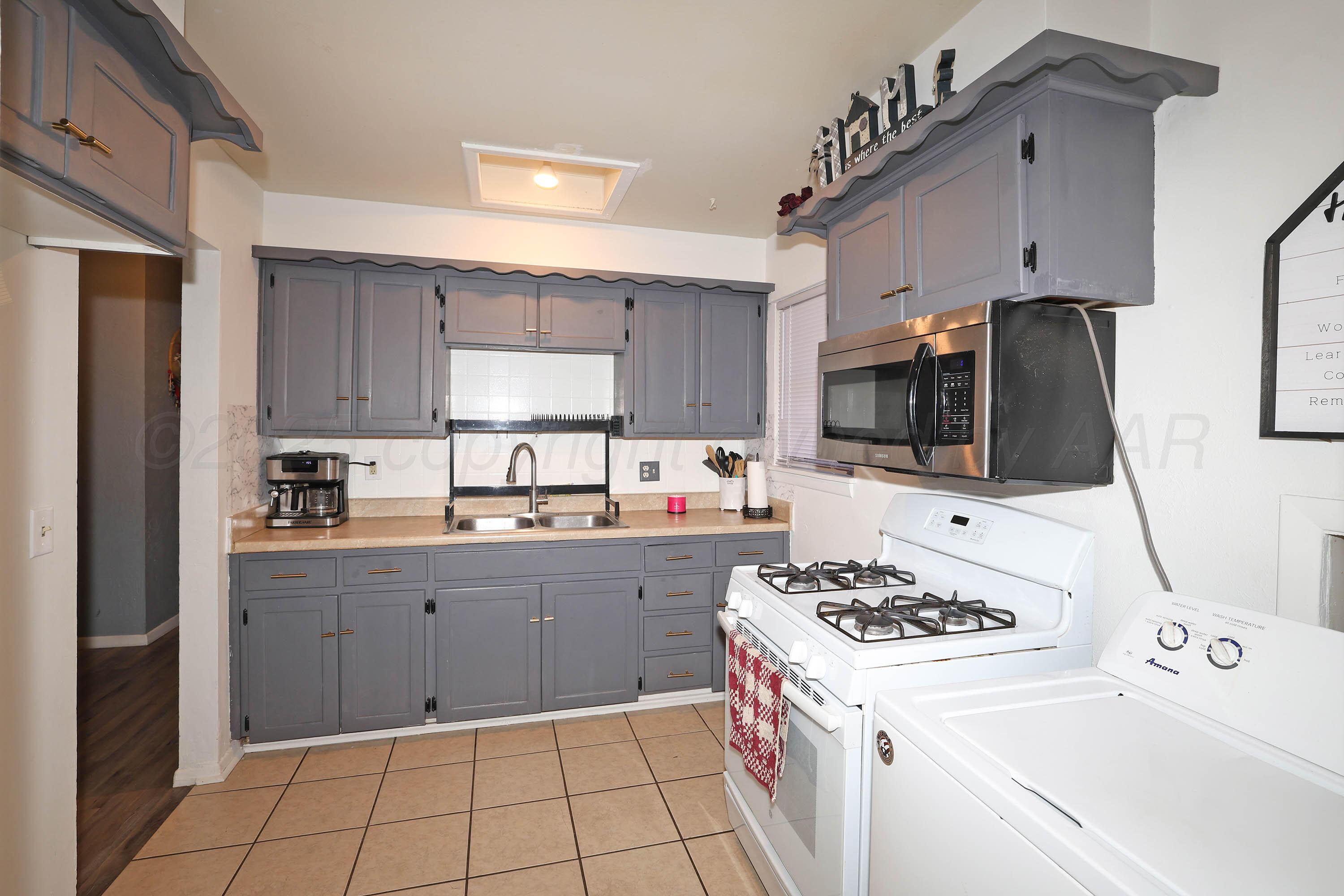 1036 Stuart Drive Amarillo, TX 79104 - Photo 3 of 20 5-Kitchen
