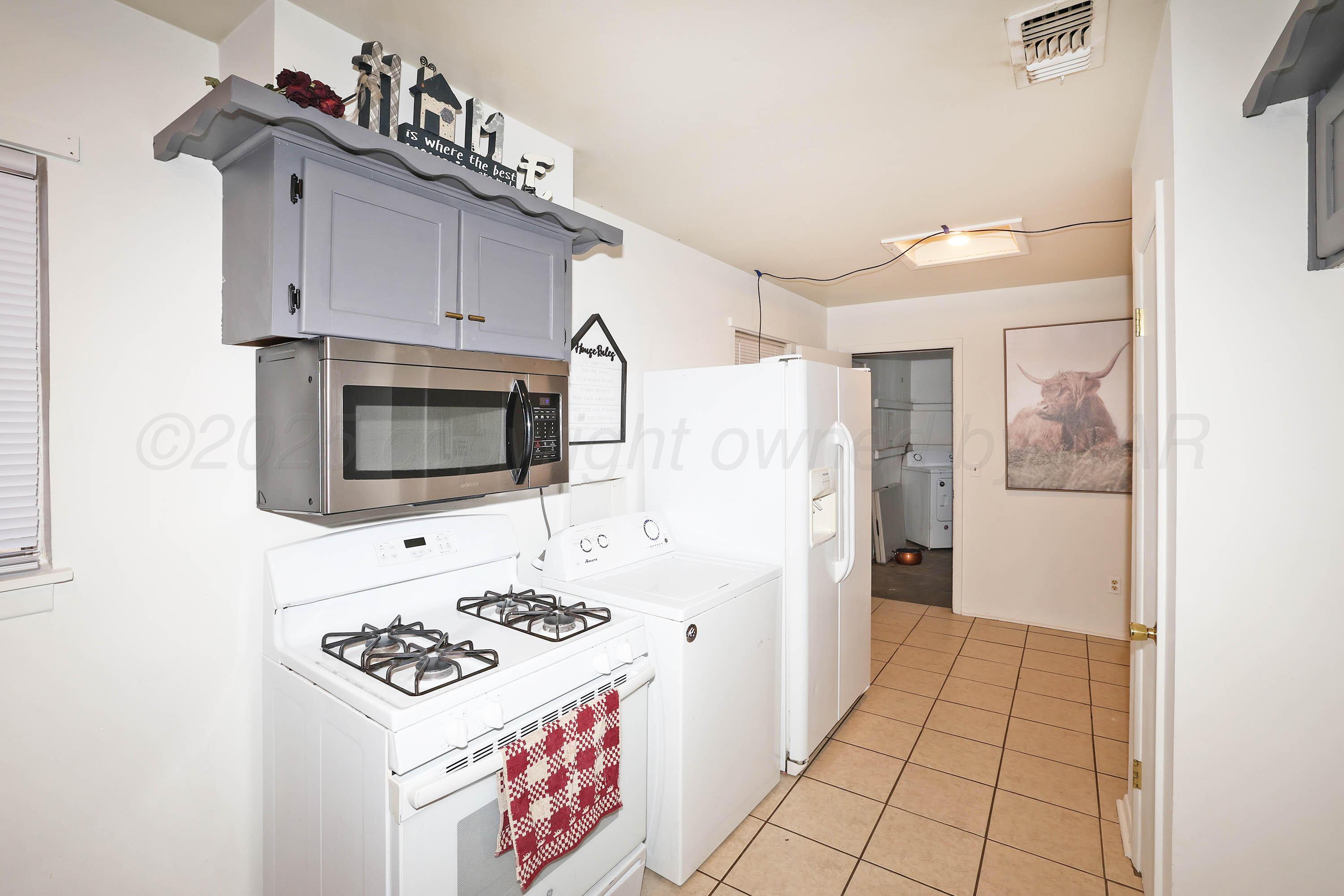 1036 Stuart Drive Amarillo, TX 79104 - Photo 6 of 20 6-Kitchen & Dining