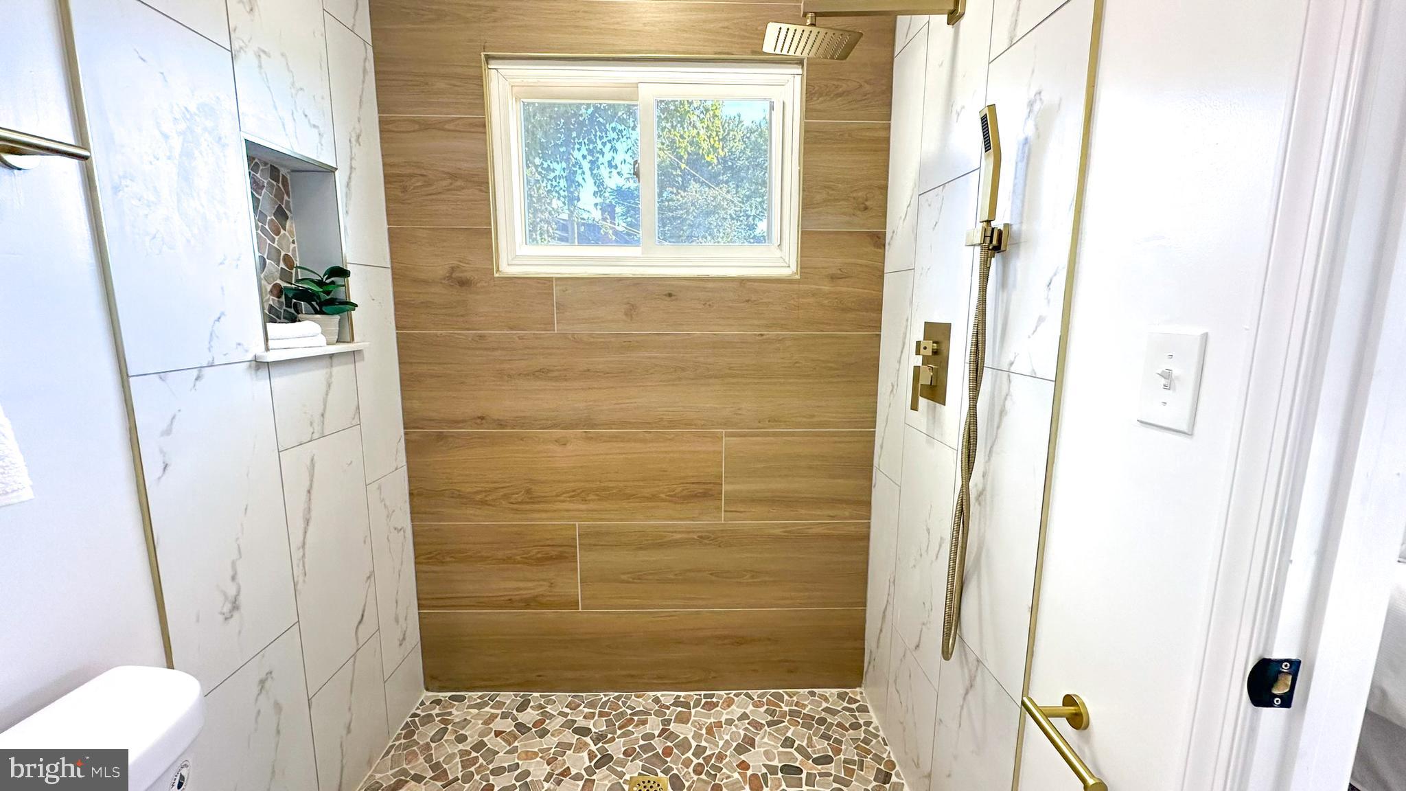 5627 McClean Boulevard Baltimore, MD 21214 - Photo 25 of 38 Primary Bath