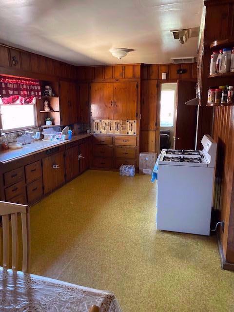 664 East August Avenue Reedley, CA 93654 - Photo 2 of 14