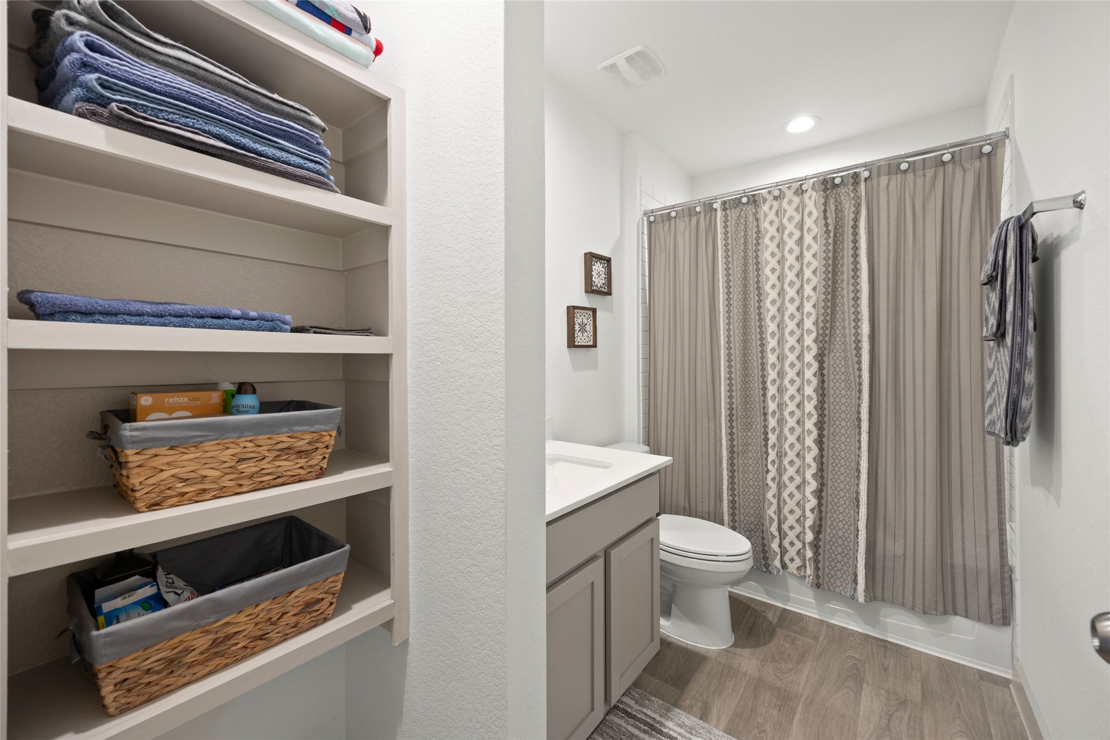 1134 Della Lane Rosharon, TX 77583 - Photo 22 of 31 Bathroom 2