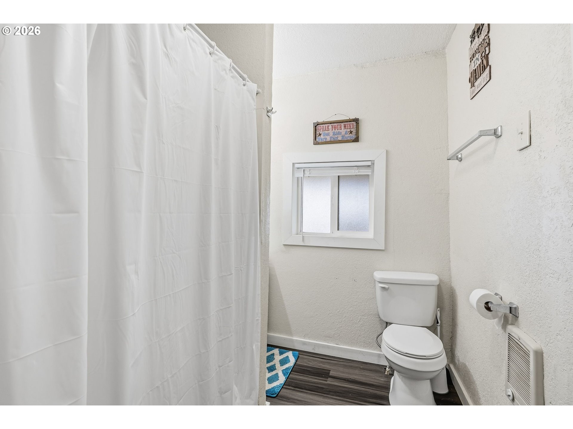 228 Holcomb Spur Road Kelso, WA 98626 - Photo 11 of 23 a bathroom with a toilet a sink and a shower