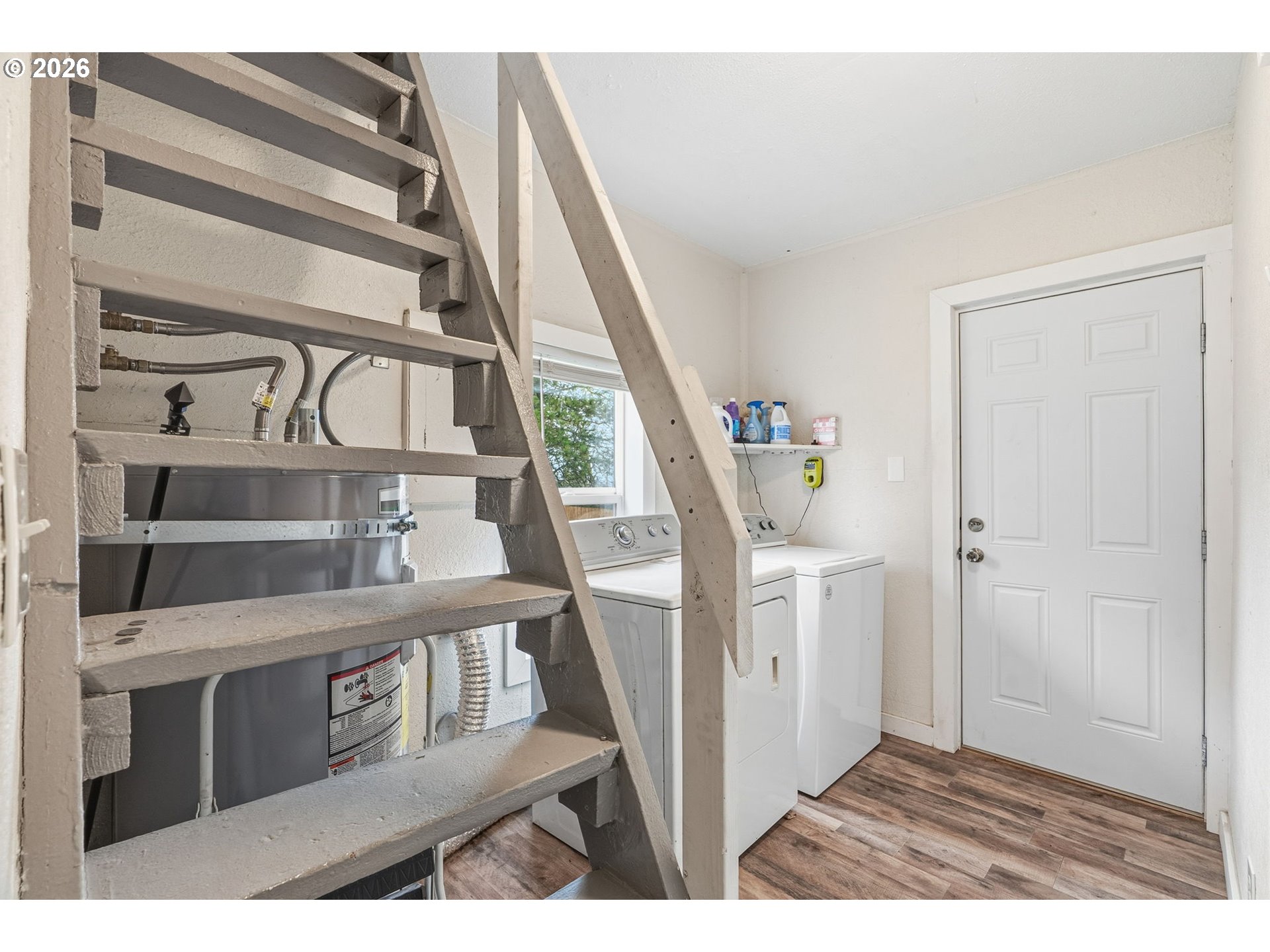 228 Holcomb Spur Road Kelso, WA 98626 - Photo 13 of 23 a view of an entryway with wooden floor