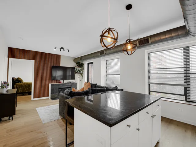 $215,000 | 4537 South Drexel Boulevard, Unit 503, Chicago, IL 60653