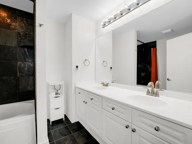 $215,000 | 4537 South Drexel Boulevard, Unit 503, Chicago, IL 60653