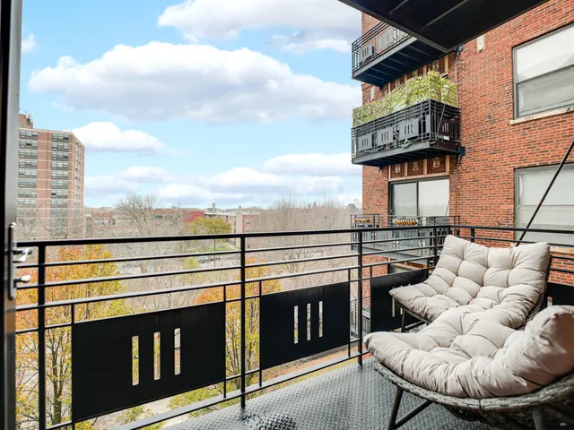 $215,000 | 4537 South Drexel Boulevard, Unit 503, Chicago, IL 60653