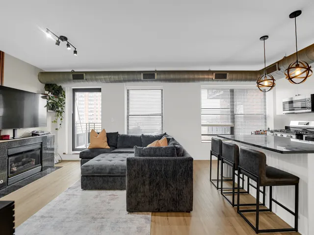 $215,000 | 4537 South Drexel Boulevard, Unit 503, Chicago, IL 60653