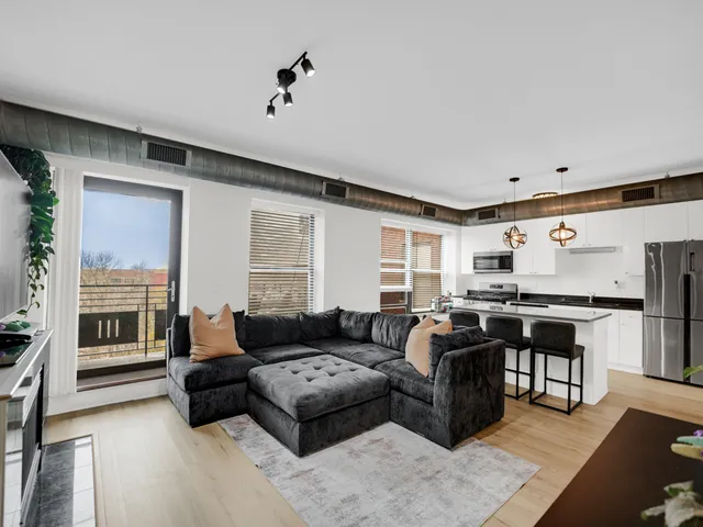 $215,000 | 4537 South Drexel Boulevard, Unit 503, Chicago, IL 60653