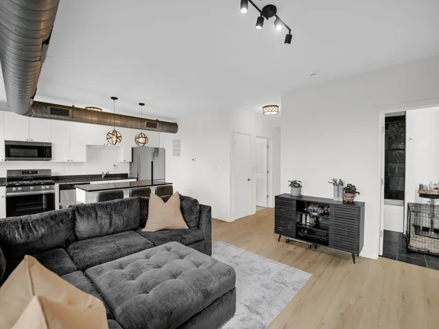 $215,000 | 4537 South Drexel Boulevard, Unit 503, Chicago, IL 60653