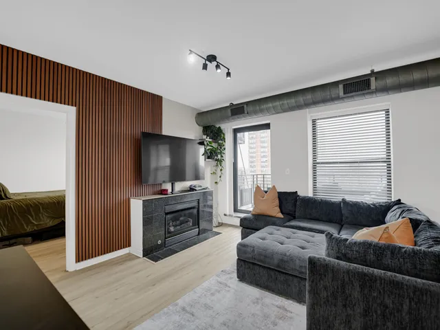 $215,000 | 4537 South Drexel Boulevard, Unit 503, Chicago, IL 60653