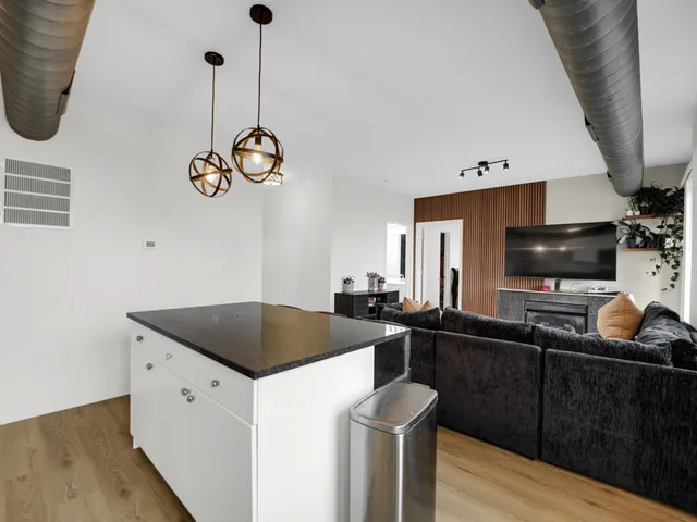 $215,000 | 4537 South Drexel Boulevard, Unit 503, Chicago, IL 60653