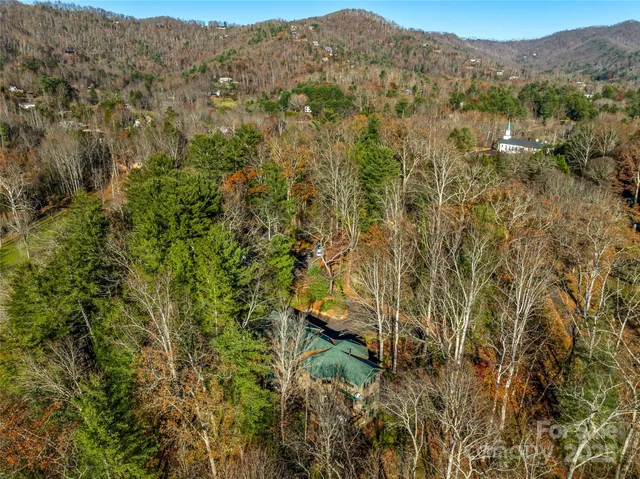 a view of entryway of the house