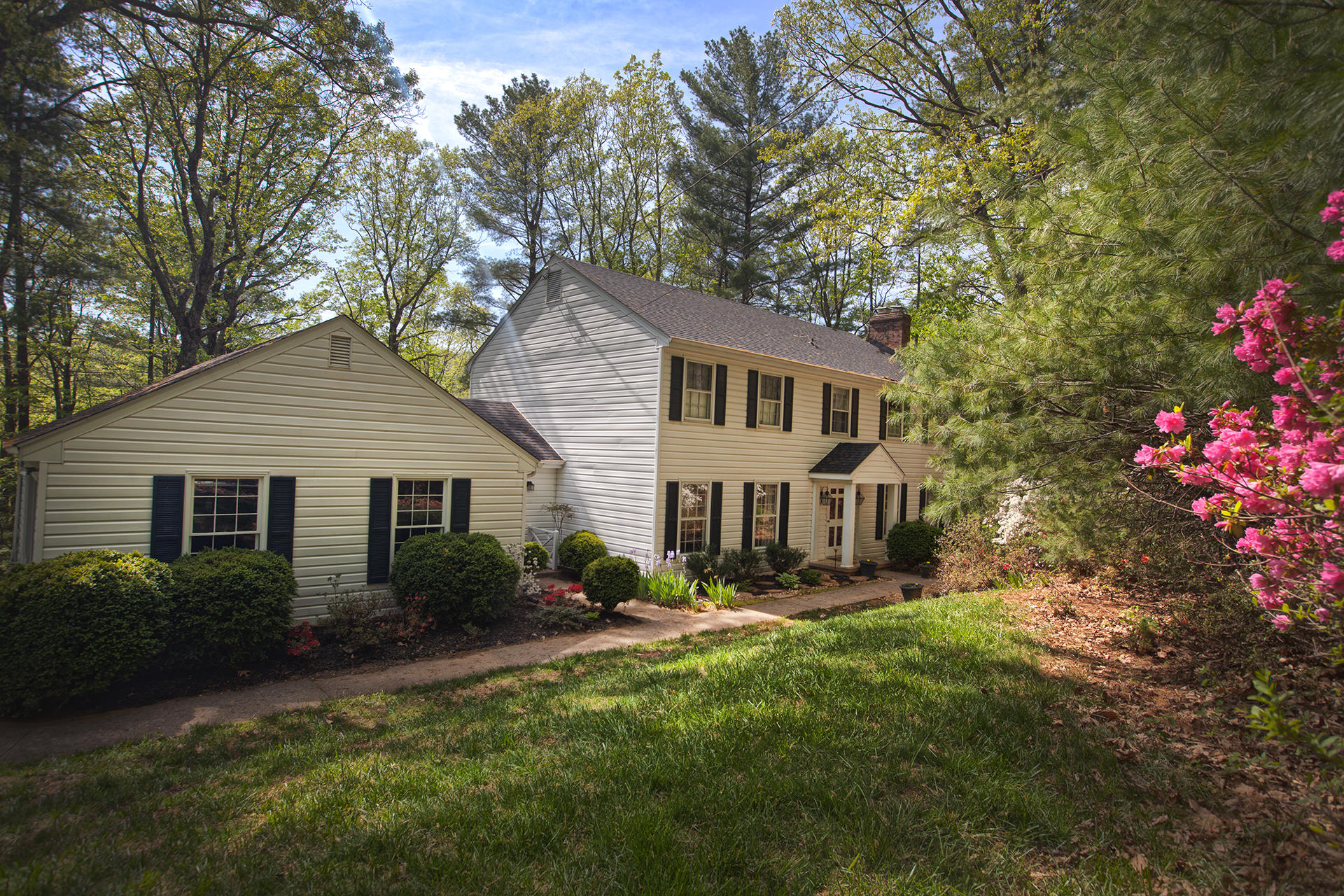 6905 Mt Chestnut Road Roanoke, VA 24018 - Photo 1 of 33 Exceptional Colonial