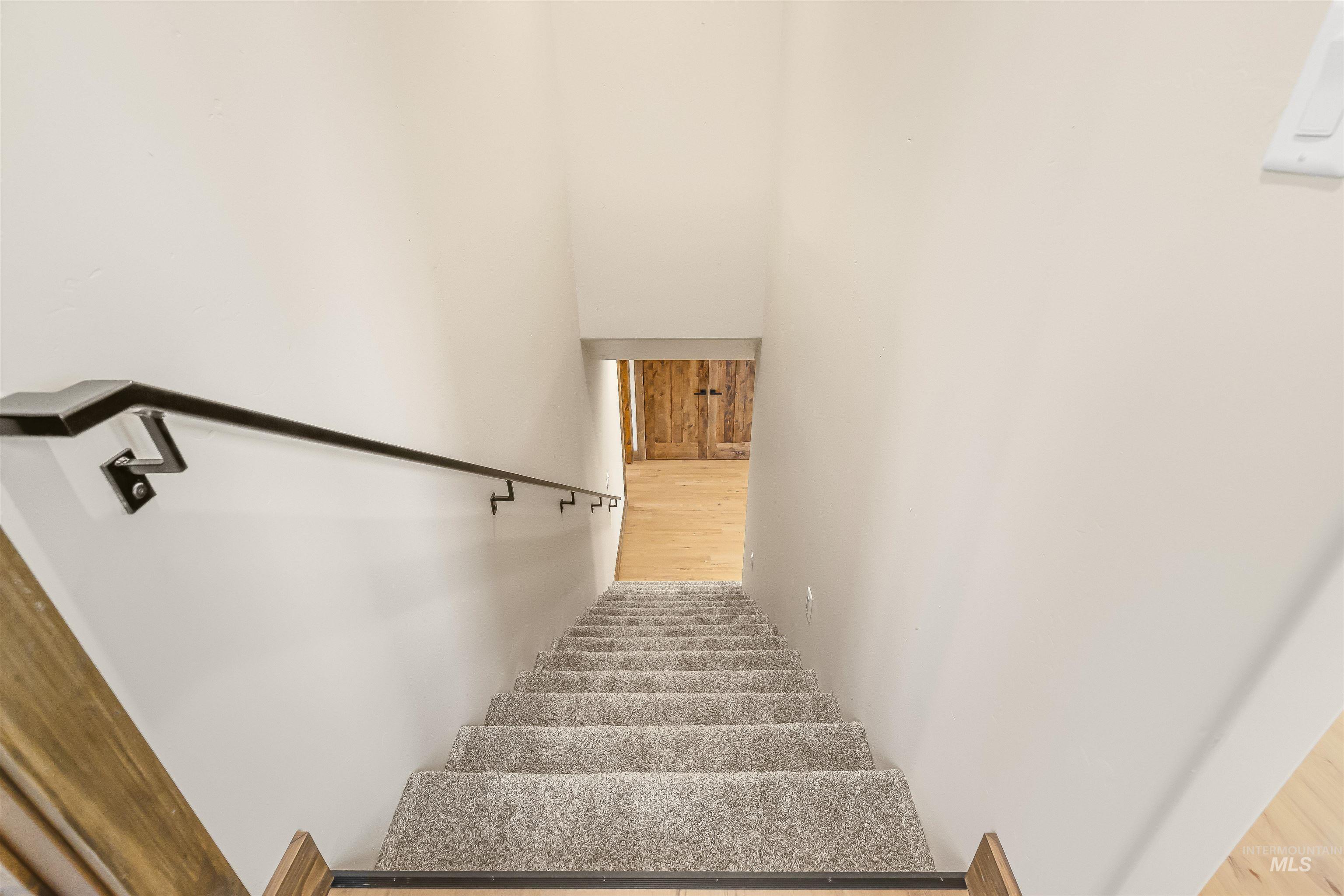 2271 Chukar Lane Clarkston, WA 99403 - Photo 31 of 44 View of staircase