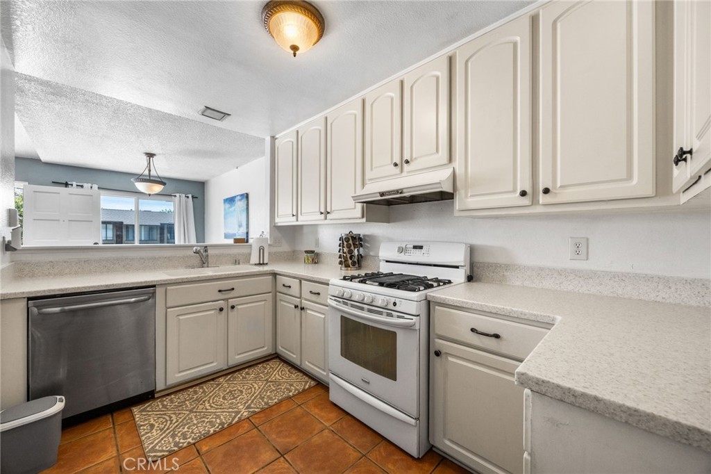 931 South Sutter Creek Road Anaheim, CA 92804 - Photo 15 of 36