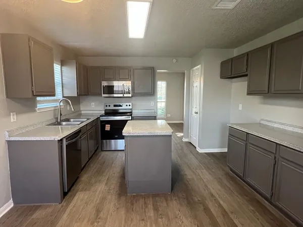 $349,900 | 704 Inglewood Trail, DeSoto, TX 75115