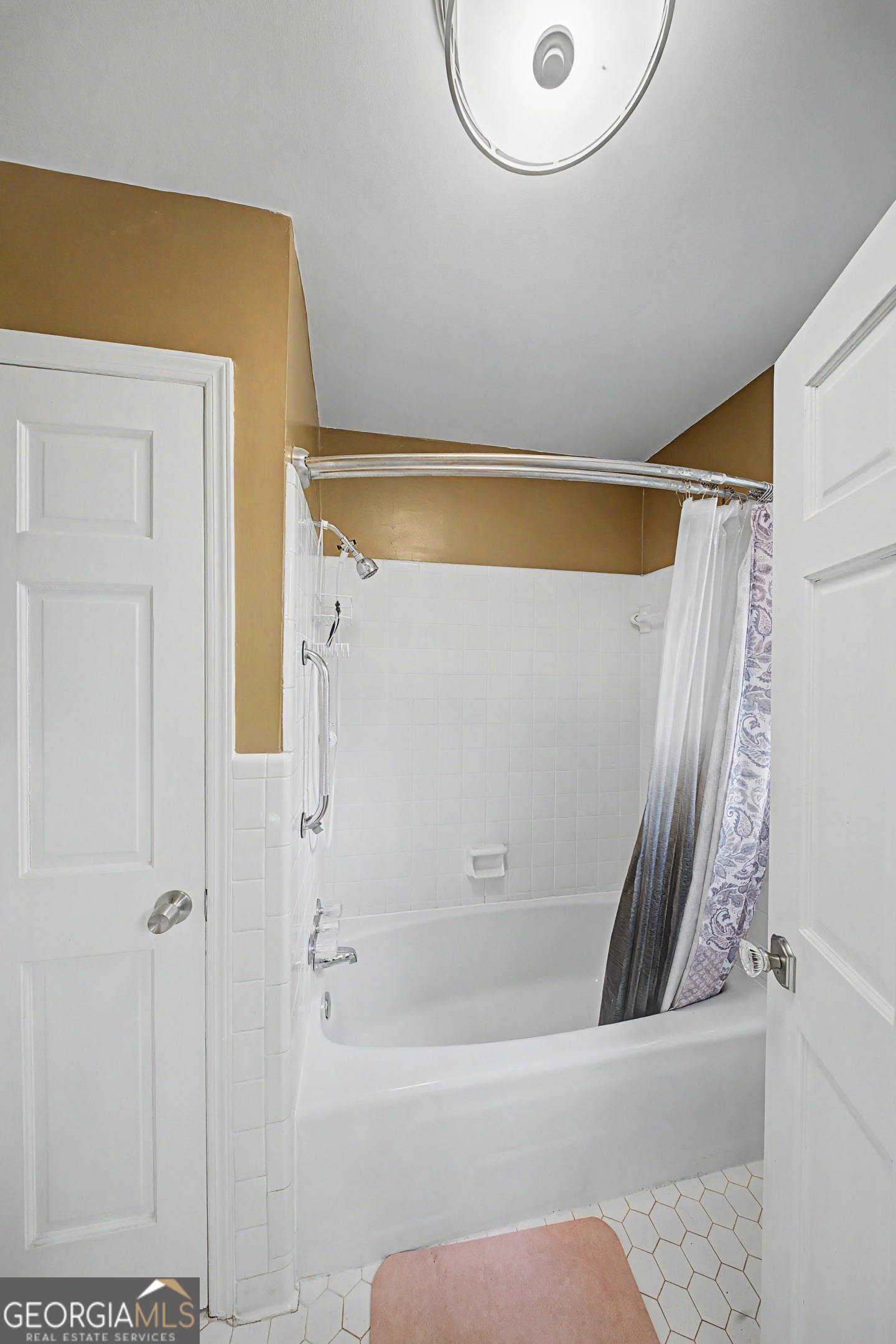 306 Holly Trail Moultrie, GA 31768 - Photo 14 of 40 a bathroom with a bathtub and a shower
