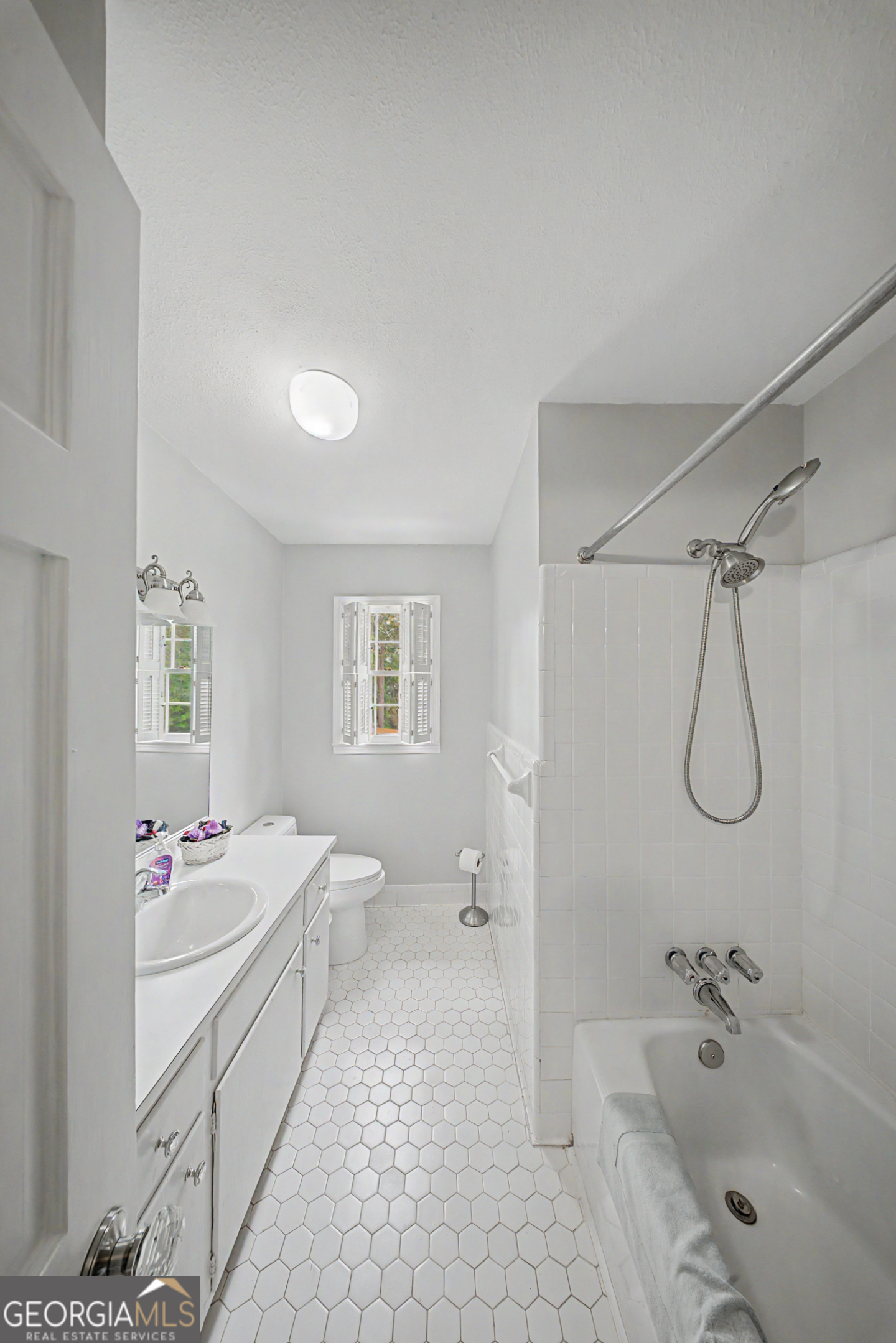 306 Holly Trail Moultrie, GA 31768 - Photo 22 of 40 a bathroom with a bathtub sink and toilet
