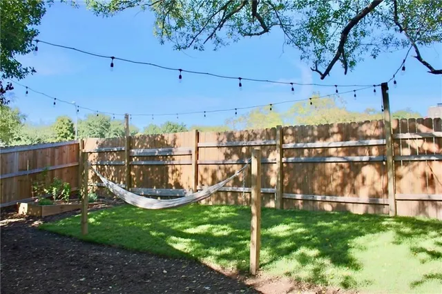 a view of a backyard
