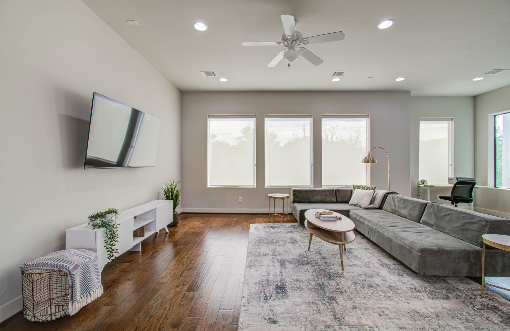 509 Gregg Street Houston, TX 77020 - Photo 20 of 38 a living room with furniture and a large window