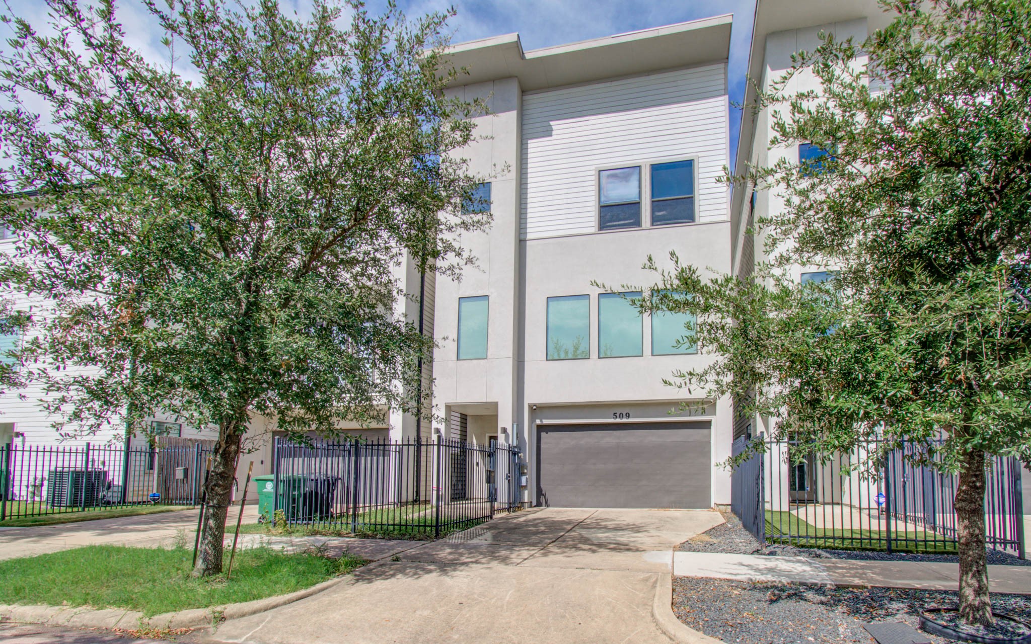 509 Gregg Street Houston, TX 77020 - Photo 2 of 38 front view of house with a yard