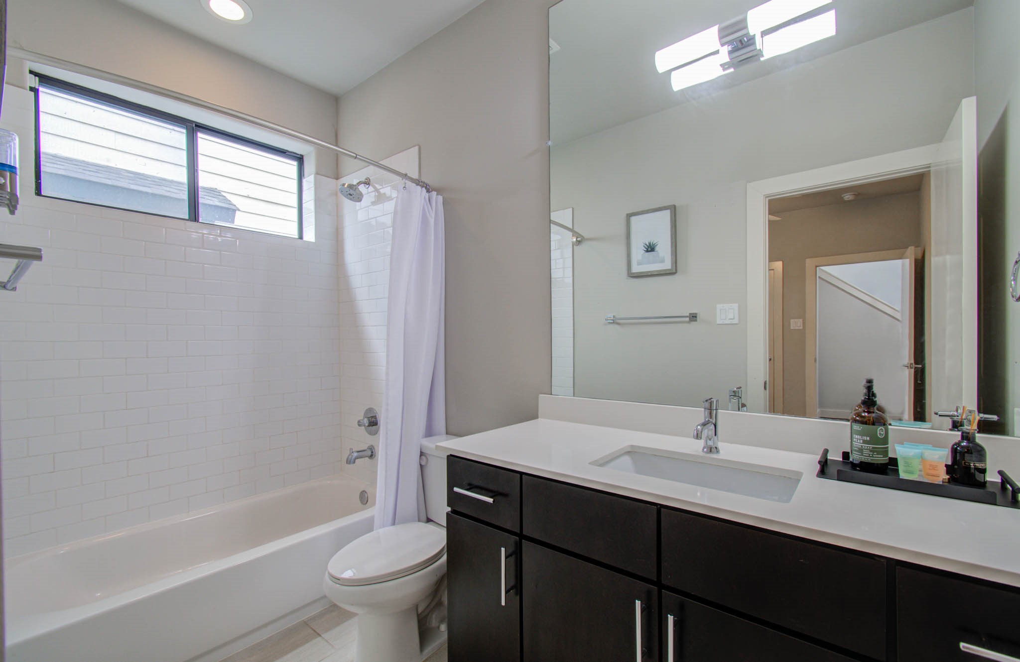 509 Gregg Street Houston, TX 77020 - Photo 9 of 38 a bathroom with a double vanity sink toilet mirror and bathtub