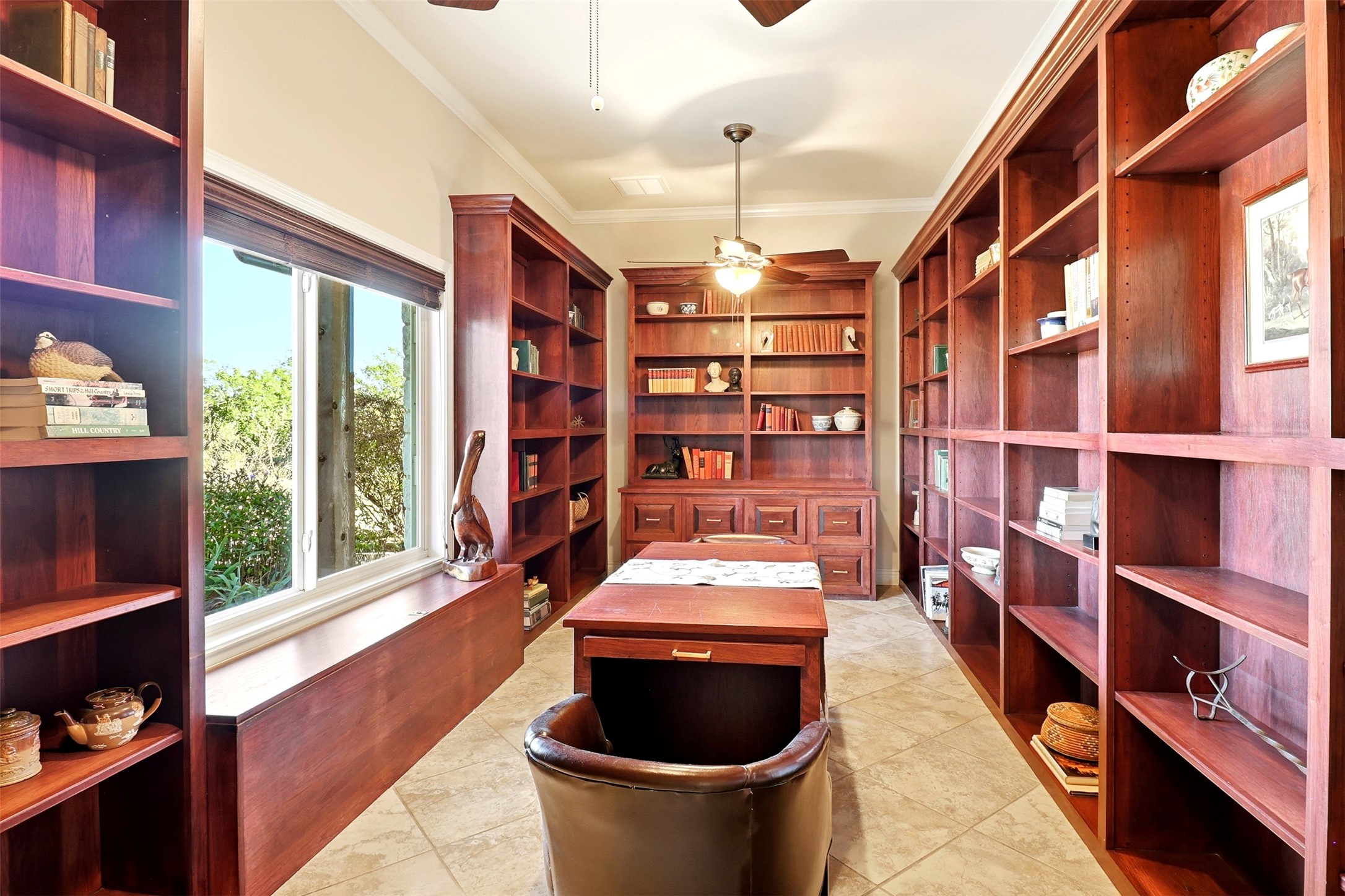 450 Threadgill Ranch Road Burnet, TX 78611 - Photo 12 of 33 a room with furniture and a book shelf