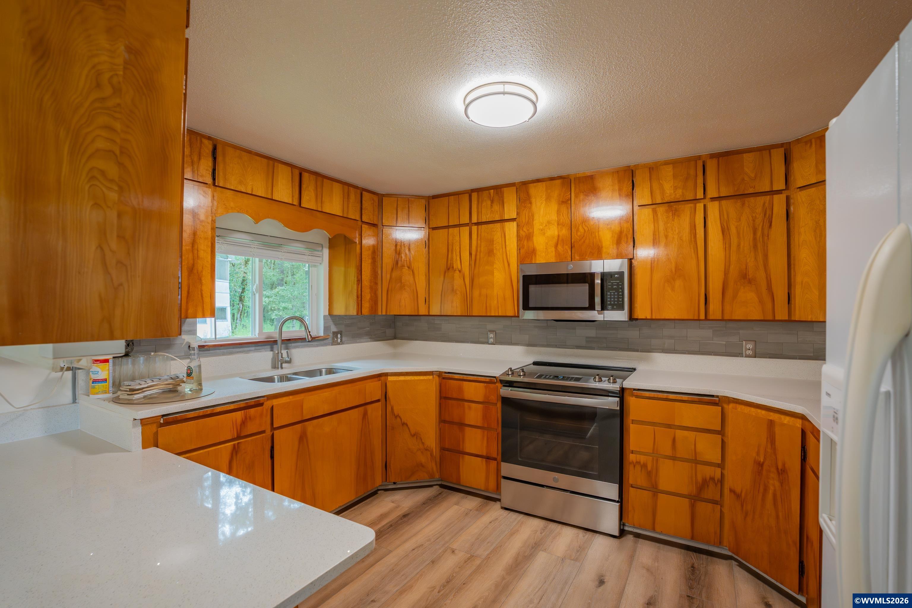 40025 Crestview Lane Lebanon, OR 97355 - Photo 4 of 39