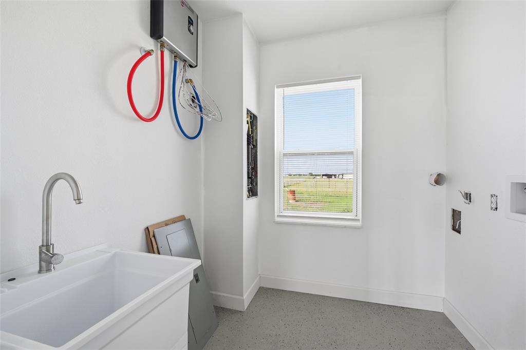 151 Kasberg Road Leroy, TX 76691 - Photo 10 of 40 a bathroom with a bathtub and a sink