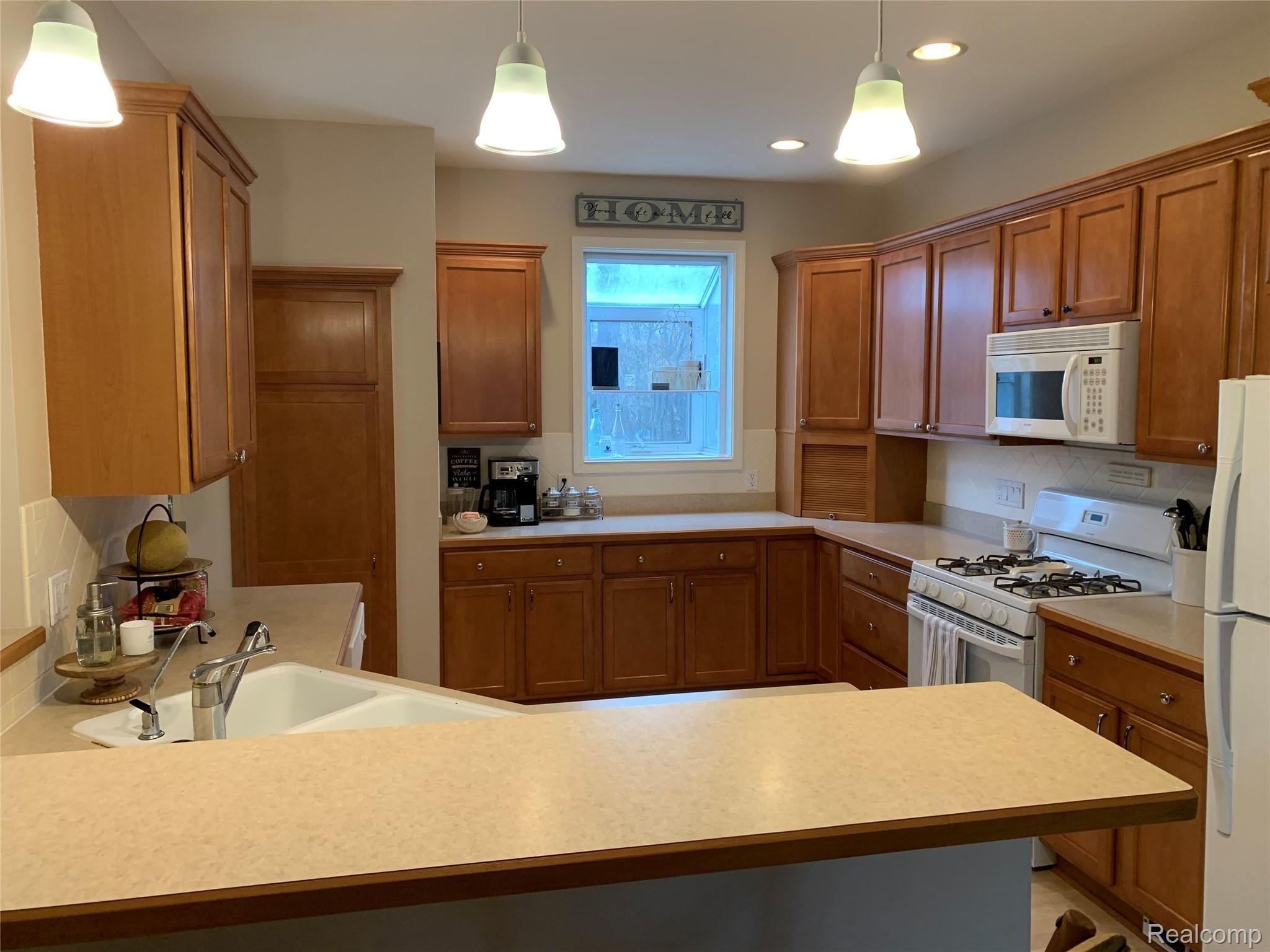 1834 Maxfield Lake Road Hartland, MI 48353 - Photo 10 of 38 IMG_1616.JPEG