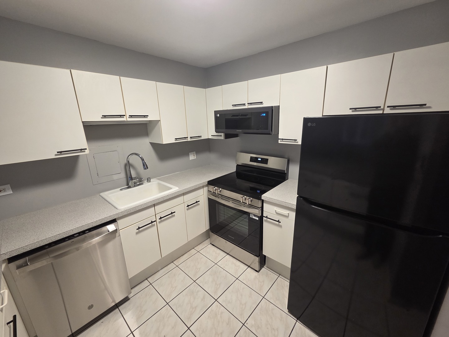 2754 North Hampden Court, Unit 1407 Chicago, IL 60614 - Photo 3 of 23 a kitchen with stainless steel appliances a refrigerator sink and microwave