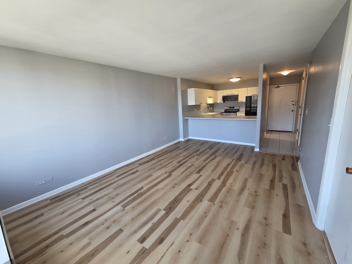 2754 North Hampden Court, Unit 1407 Chicago, IL 60614 - Photo 9 of 23 a view of livingroom with wooden floor