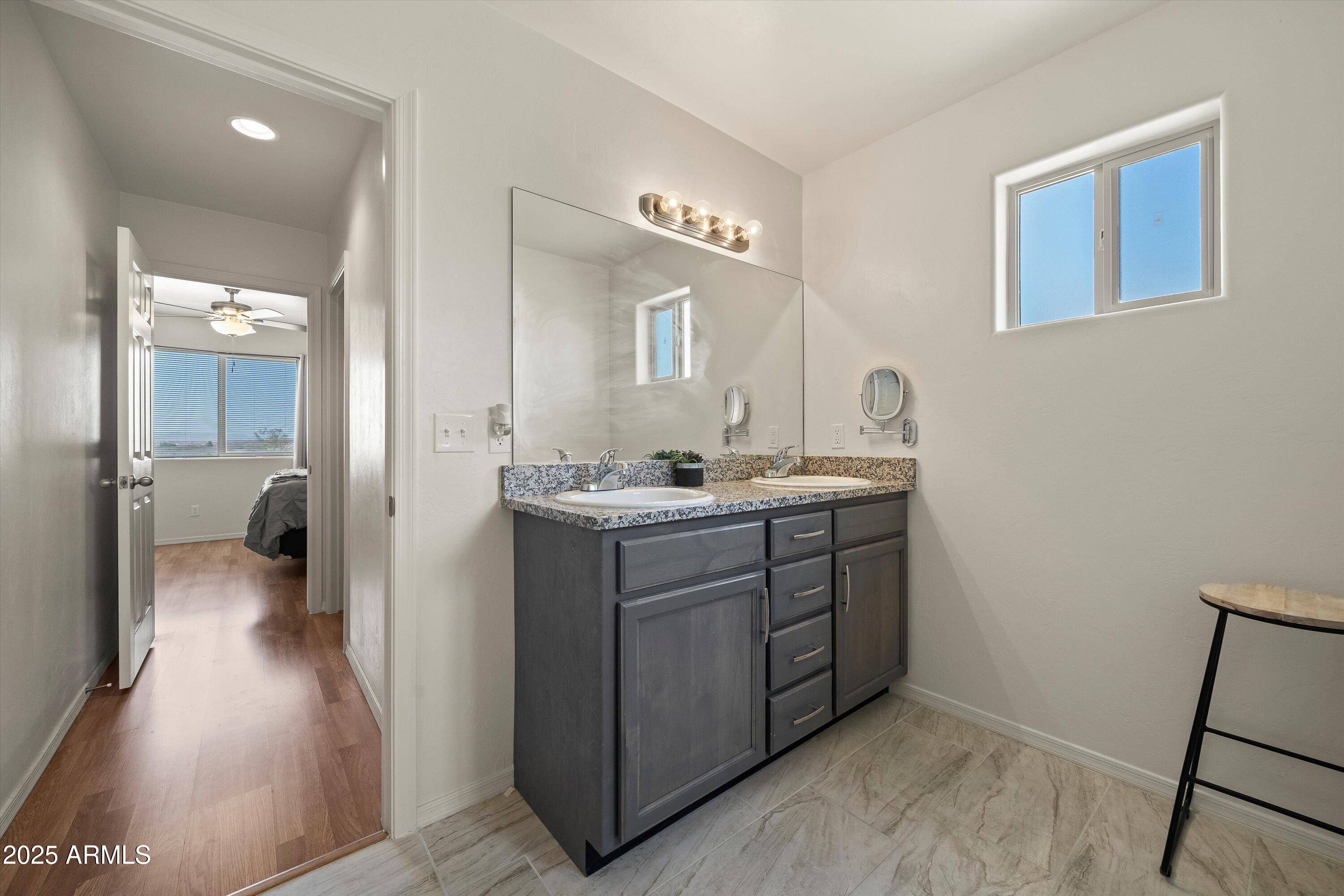 190 Círculo Silva Rio Rico, AZ 85648 - Photo 16 of 28 24-Primary Bathroom