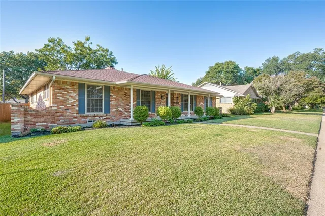 a view of a house with a backyard