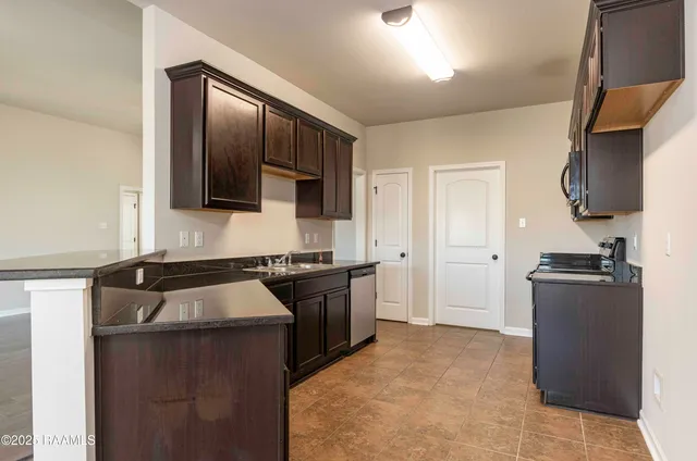 $2,100 | 132 Timber Edge Drive, Youngsville, LA 70592