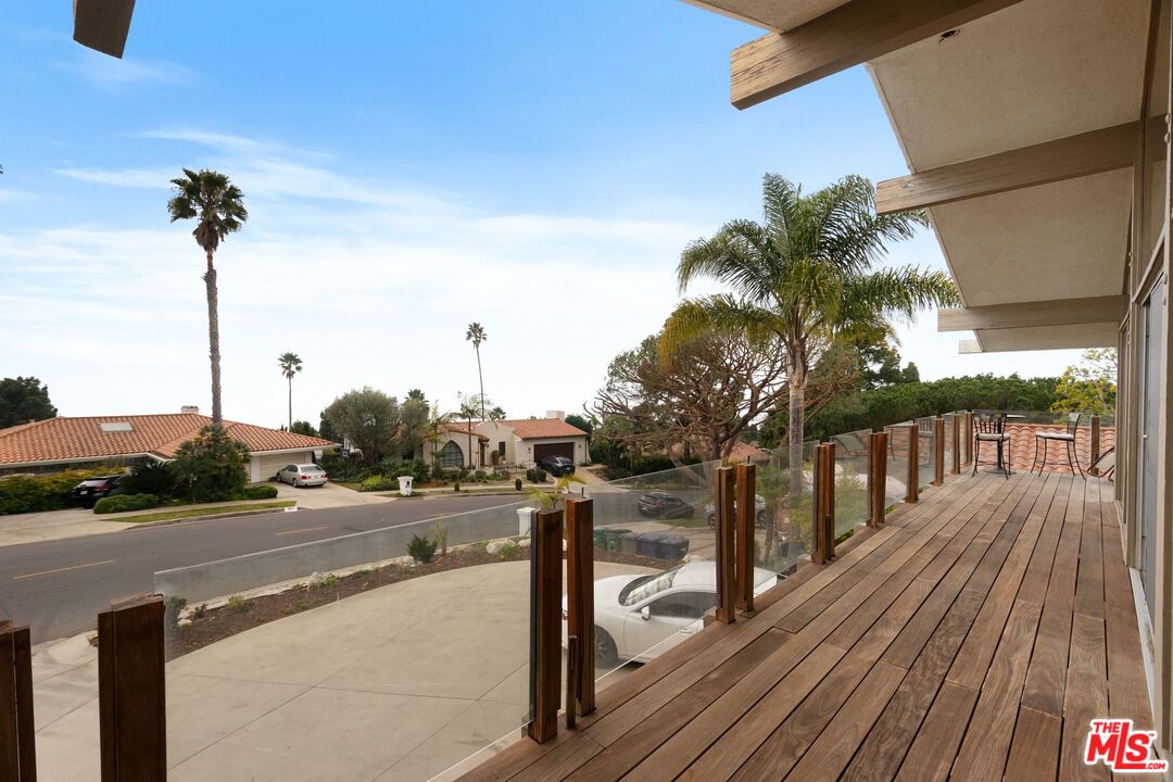 6847 Crest Road Rancho Palos Verdes, CA 90275 - Photo 4 of 42