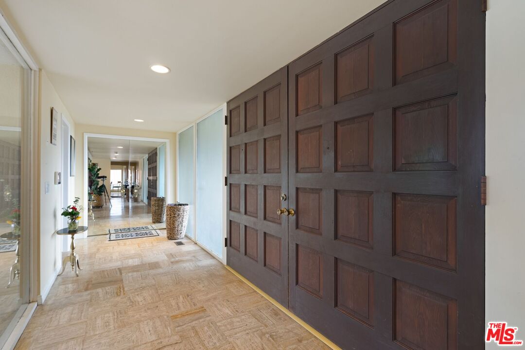 6847 Crest Road Rancho Palos Verdes, CA 90275 - Photo 7 of 42