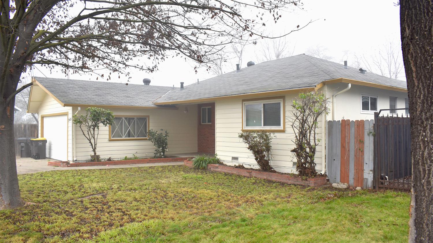 2925 Oxford Way Stockton, CA 95204 - Photo 2 of 24