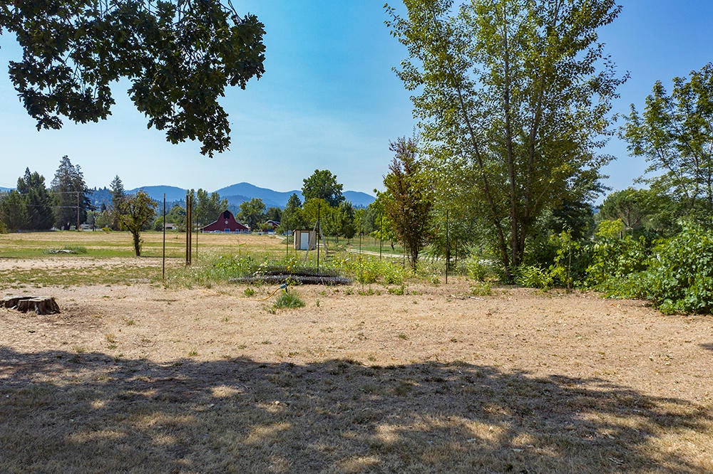 4028 Leonard Road Grants Pass, OR 97527 - Photo 20 of 26 18