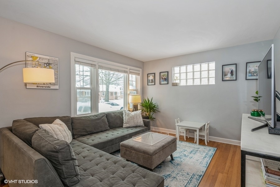 130 Northgate Road Riverside, IL 60546 - Photo 6 of 18 a living room with furniture and a potted plant