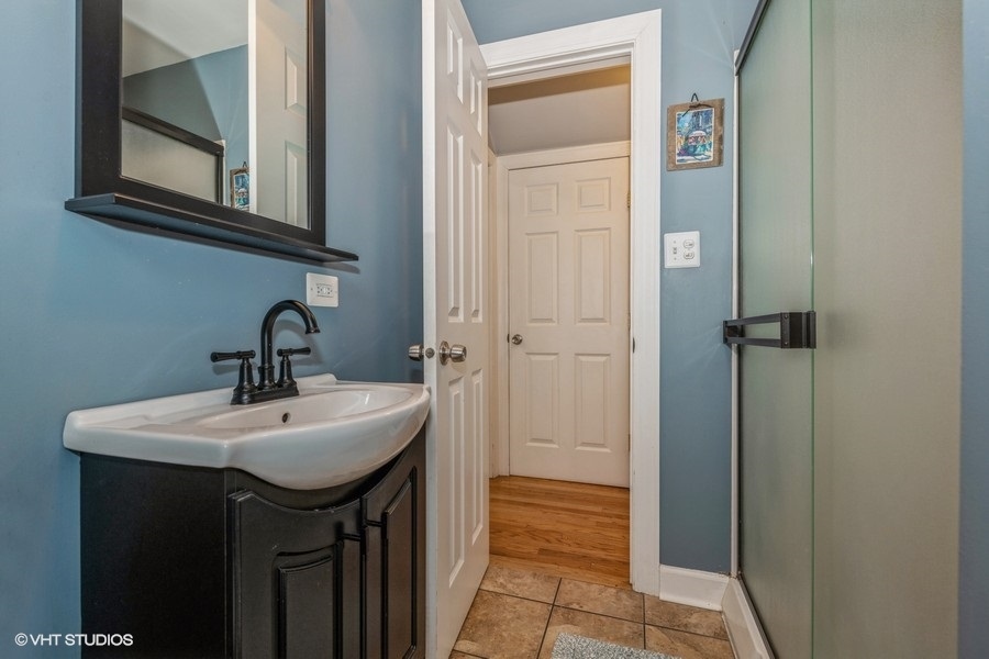 130 Northgate Road Riverside, IL 60546 - Photo 7 of 18 a bathroom with a sink and a mirror