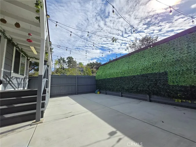 a view of a backyard