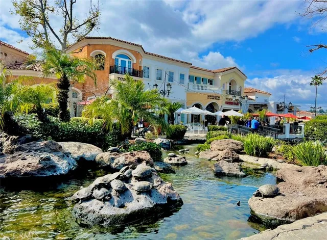 a group of cars parked in front of a building