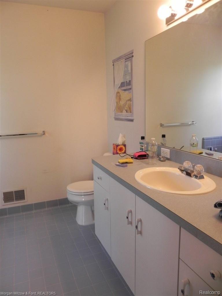 6561 Summit Ridge Court, Unit 44 Clarkston, MI 48346 - Photo 10 of 27 Master bath